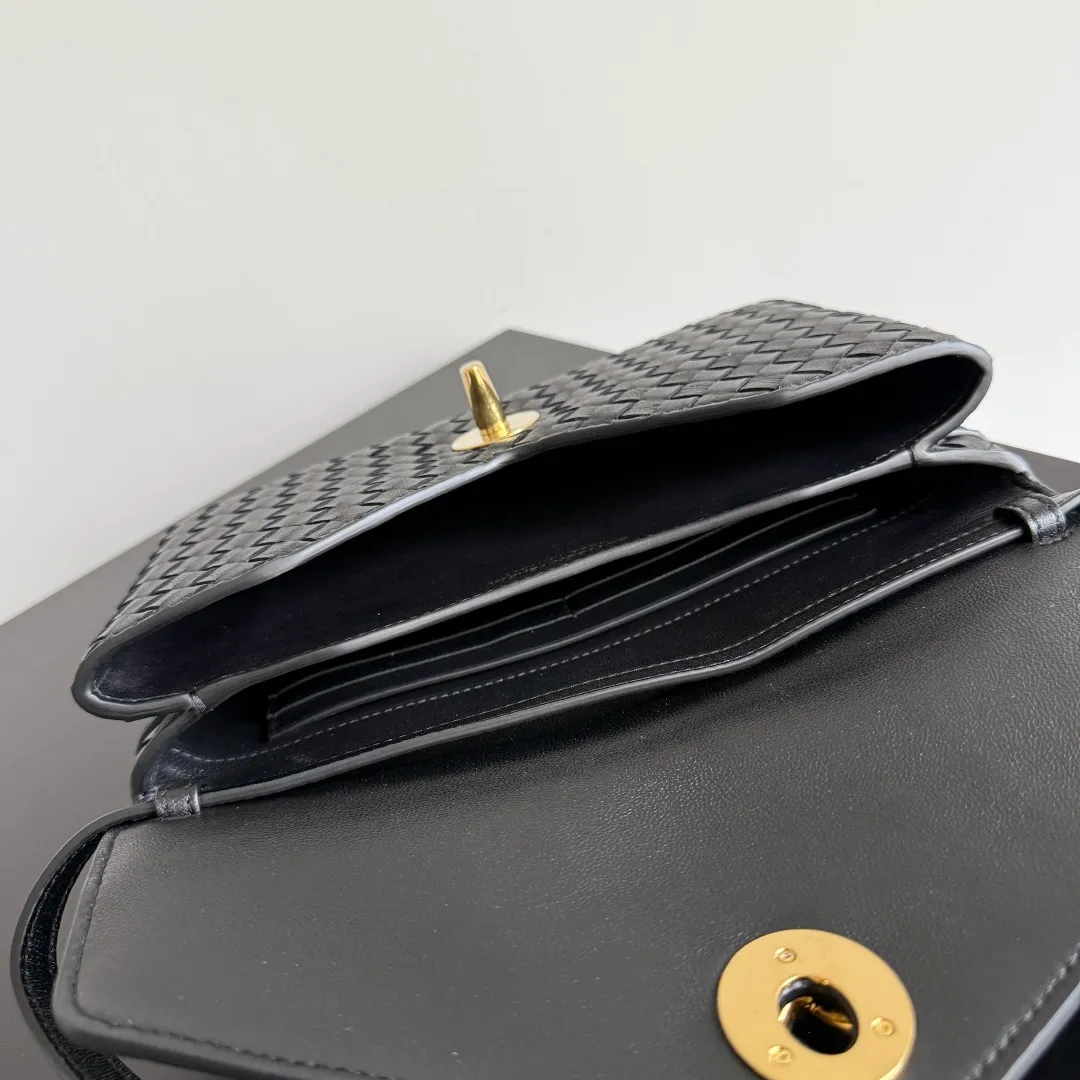 Batch 1660 BOTTEGA VENETA 2025 new product KNOT LOCK crossbody bag subverts the rigid lines of traditional tote bags, using drapey leather to create a three-dimensional silhouette that breathes. It has compartments and multiple card slots inside, making it a versatile commuter bag that can be used in various occasions. The details are full of exquisiteness, the casual retro color tone, and the upper body are full of elegance. Whether you are commuting or going out on the street, you can easily hold it. The two carrying methods of hand-carrying and long shoulder strap are very practical! At the same time, the shoulder strap is detachable, suitable for various dressing styles~ Whether it is a dinner party or daily commuting, it can be easily controlled and becomes your versatile tool❤️ Style number: 817191 Size: 25*16*5.5cm